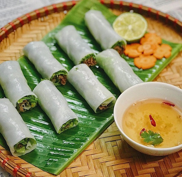 Phở cuốn Hà Nội sẽ được ăn kèm cùng nước mắm pha sẵn Phở cuốn Hà Nội