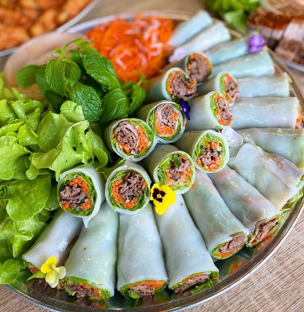 Thưởng thức phở cuốn Hà Nội, trải nghiệm ẩm thực bình dân, giản dị ở thủ đô nhộn nhịp đi hà nội ăn gì