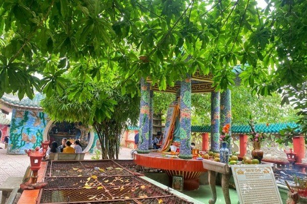 Chùa Miếu Nổi - Cúng viếng