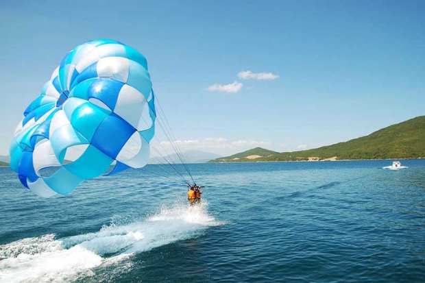 Du lịch Hòn Tằm tự túc - Dù bay