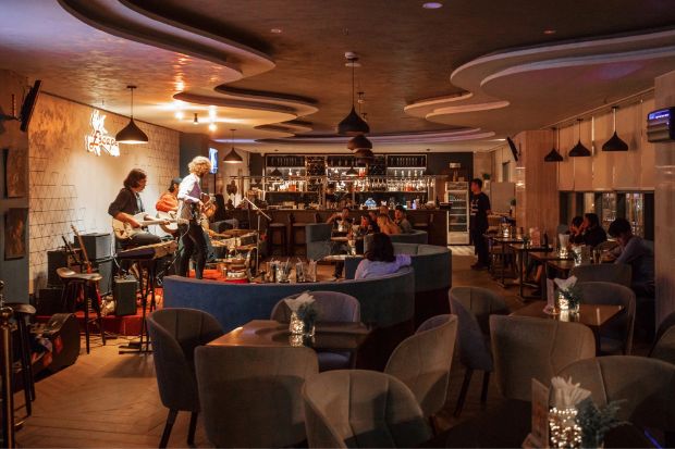 Review Khách sạn Golf Valley Đà Lạt - bar