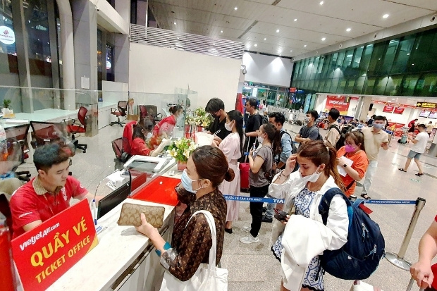 Kh&aacute;ch h&agrave;ng check-in v&eacute; m&aacute;y bay từ S&agrave;i G&ograve;n đi Vinh