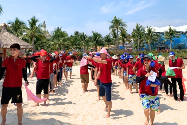 Các trò chơi team building ngoài trời - Hai người ba chân