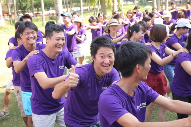 Các trò chơi team building ngoài trời - Trò đấm, xoa, bóp