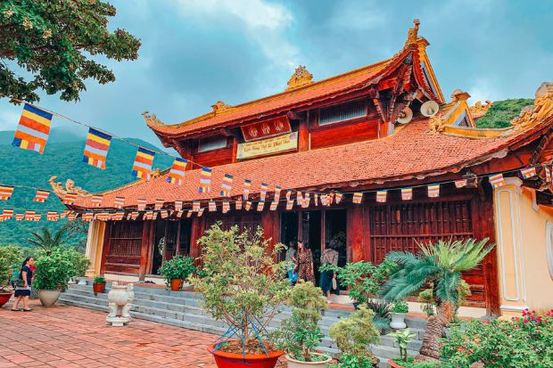 c&ocirc;n đảo c&oacute; g&igrave; chơi - ch&ugrave;a n&uacute;i Một