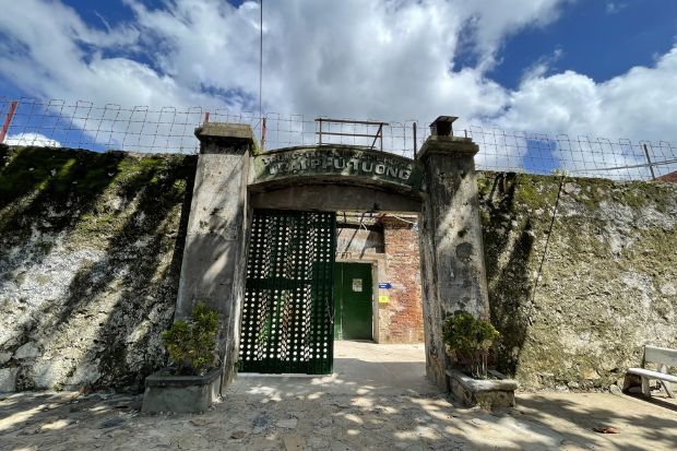 c&ocirc;n đảo c&oacute; g&igrave; chơi - nh&agrave; t&ugrave; C&ocirc;n Đảo