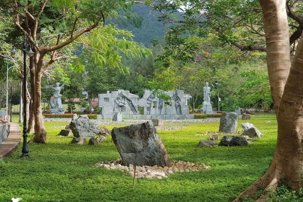 c&ocirc;n đảo c&oacute; g&igrave; chơi - nghĩa trang h&agrave;ng dương. 