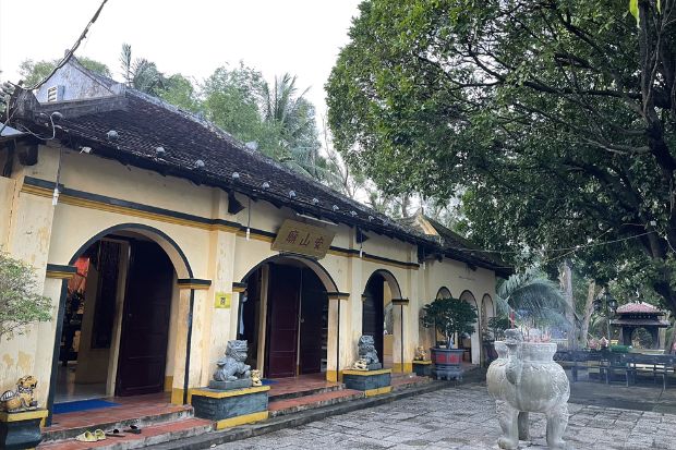 c&ocirc;n đảo c&oacute; g&igrave; chơi - miếu b&agrave; Phi Yến