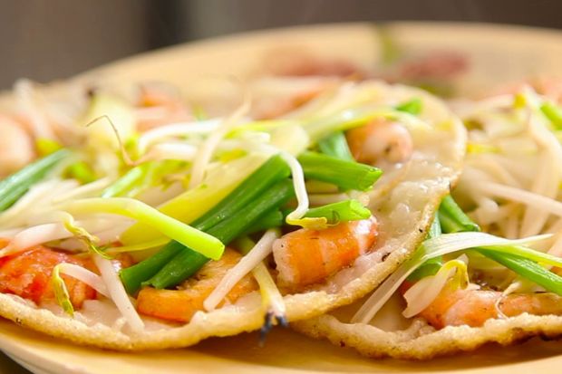 đặc sản quy nhơn - b&aacute;nh xeo t&ocirc;m nhảy