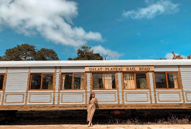 ga đà lạt - toa tàu gỗ