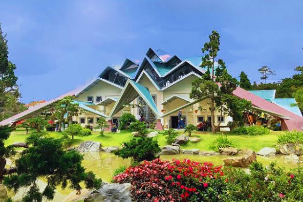 Khu du lịch lá phong Đà Lạt - Mái ngói độc đáo
