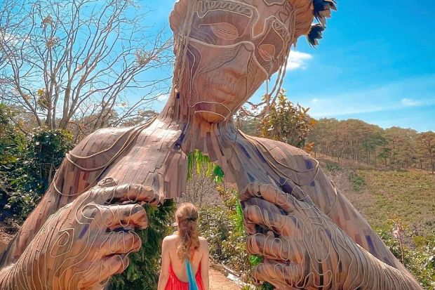 Tulutula Đ&agrave; Lạt - Tượng gỗ khổng lồ