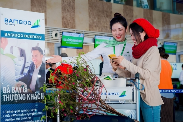 H&agrave;nh kh&aacute;ch cười rạng rỡ tại sảnh chờ s&acirc;n bay&nbsp;về qu&ecirc; ăn Tết&nbsp;