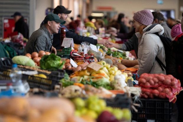 Chi ph&iacute; mua sắm v&agrave; ăn uống ở Hungary