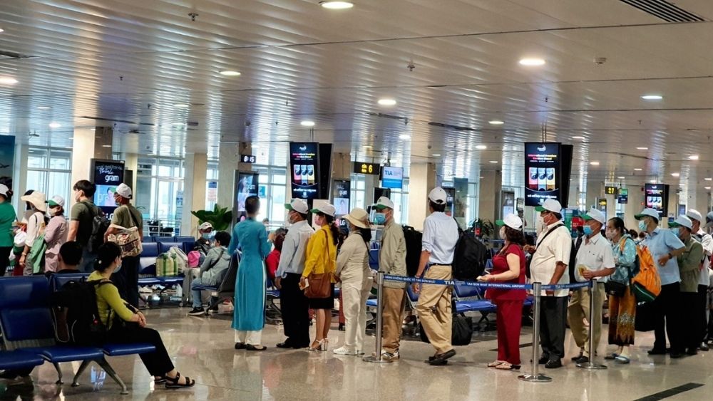 Chọn giờ bay thấp điểm để tối ưu chi ph&iacute; l&uacute;c đổi v&eacute; 