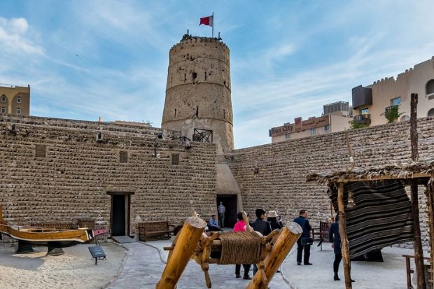 D&ograve;ng s&ocirc;ng nh&acirc;n tạo sa mạc UAE - Bảo t&agrave;ng Dubai