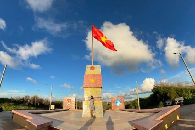 H&ograve;n Tranh Ph&uacute; Qu&yacute; - Cột cờ Ph&uacute; Qu&yacute;