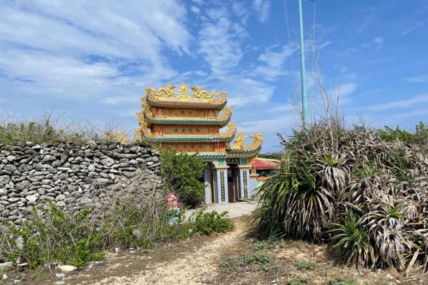 H&ograve;n Tranh Ph&uacute; Qu&yacute; - 10 "vạn" thờ &Ocirc;ng Nam Hải