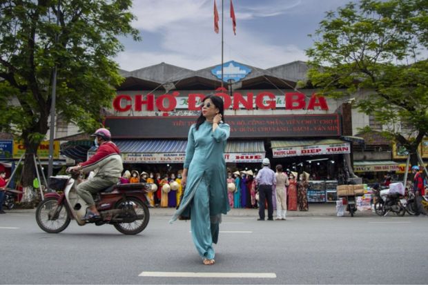 huế c&oacute; g&igrave; chơi - chợ đ&ocirc;ng ba