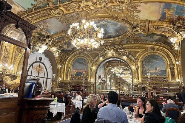 Nh&agrave; h&agrave;ng Le Train Bleu - Du kh&aacute;ch d&ugrave;ng bữa tại nh&agrave; h&agrave;ng