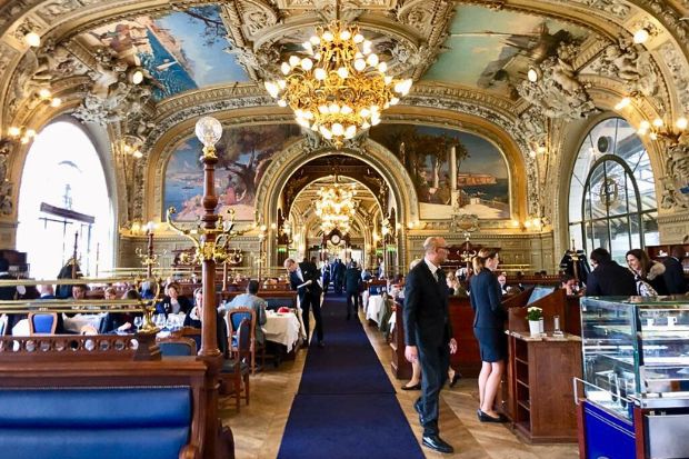 Nhà hàng Le Train Bleu, Paris với kiến trúc đẹp tựa cung điện 