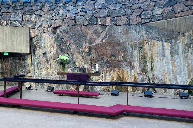 Nhà thờ đá Temppeliaukio - Khu vực bàn thờ