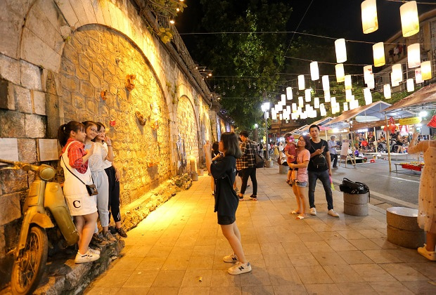 phố lồng đèn phùng hưng hà nội - check-in