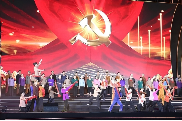 Quảng trường Hồ Ch&iacute; Minh tại th&agrave;nh phố Vinh tổ chức biểu diễn &acirc;m nhạc d&acirc;n gian v&agrave;o th&aacute;ng 9