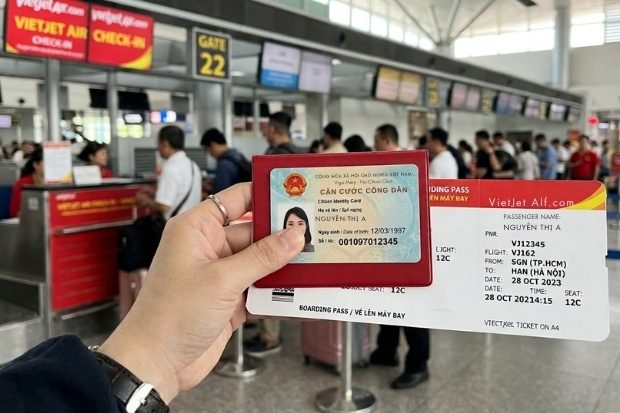 H&agrave;nh kh&aacute;ch kiểm tra th&ocirc;ng tin tr&ecirc;n CCCD tr&ugrave;ng khớp với v&eacute; m&aacute;y bay Vietjet đi Chu Lai trước khi l&agrave;m thủ tục