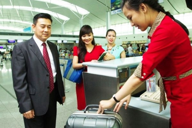 Tiếp vi&ecirc;n VietJet c&acirc;n h&agrave;nh l&iacute; h&agrave;nh kh&aacute;ch theo quy định