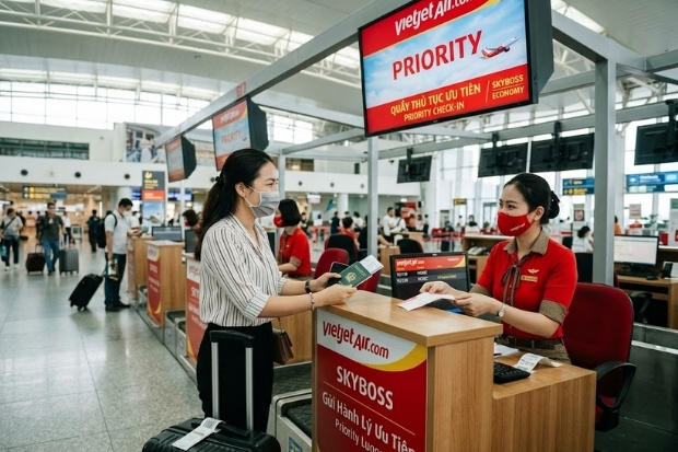 H&agrave;nh kh&aacute;ch đang l&agrave;m thủ tục tại quầy ưu ti&ecirc;n của Vietjet tại s&acirc;n bay