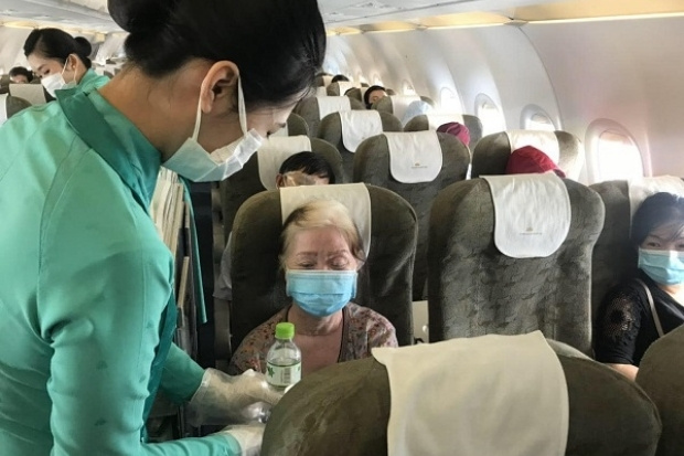 Tiếp vi&ecirc;n Vietnam Airlines hỗ trợ người lớn tuổi khi đi m&aacute;y bay