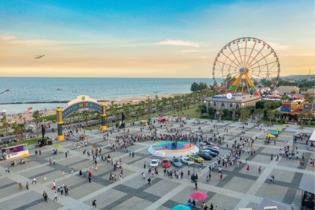Wonderland Water Park - Du khách tấp nập