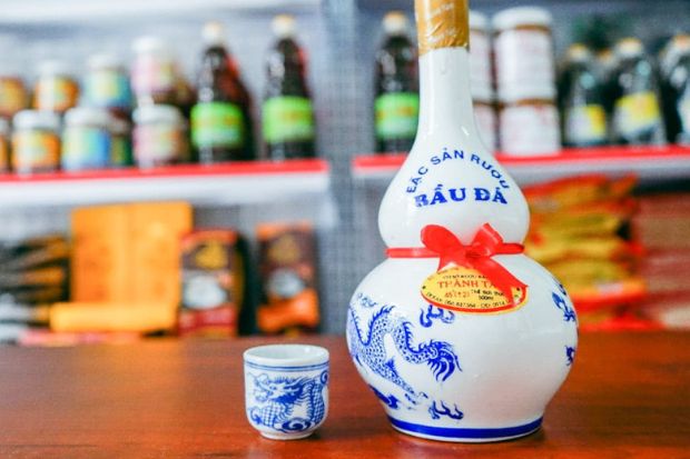 Đặc sản Bình Định - Rượu Bầu Đá