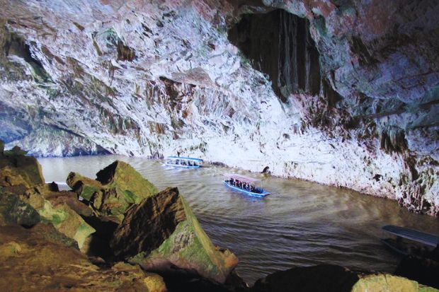 Du lịch hồ Ba Bể - Động Puông