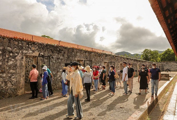 du lịch t&acirc;m linh c&ocirc;n đảo - nh&agrave; t&ugrave; c&ocirc;n đảo