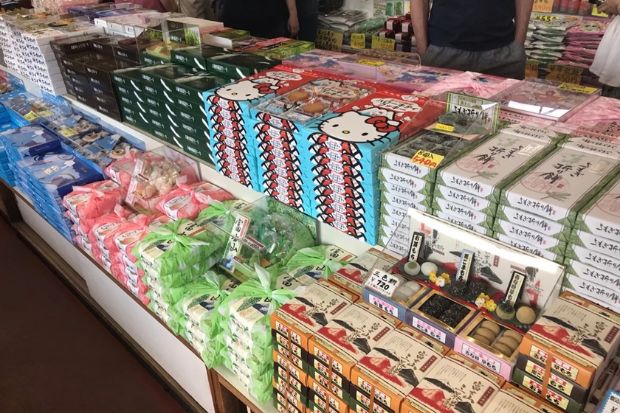 Làng cổ Oshino Hakkai - Quà lưu niệm