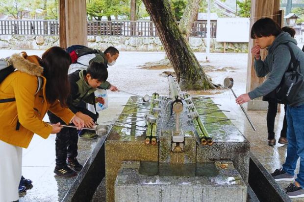 Làng cổ Oshino Hakkai - Nghi thức rửa tay