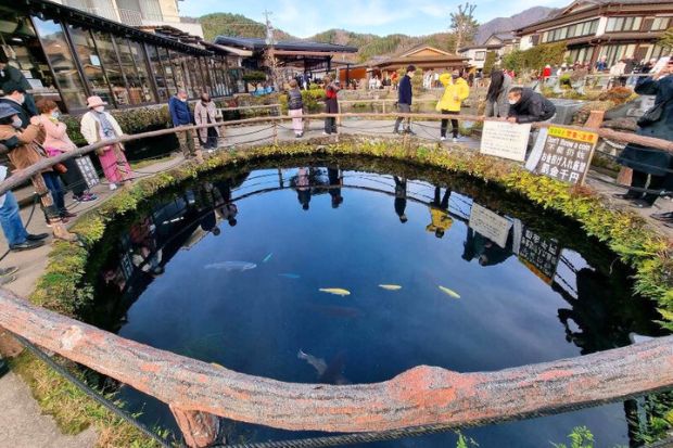 Làng cổ Oshino Hakkai - Hồ nước