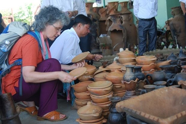 Làng gốm Bàu Trúc - Khách tham quan