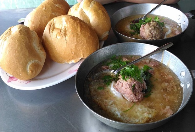 món ăn ngon ở vũng tàu - bánh mì áp chảo xíu mại