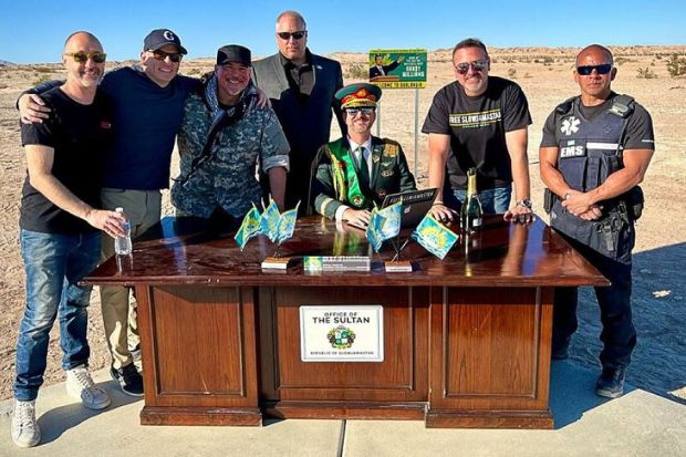 Quốc gia Slowjamastan - Du khách tham quan