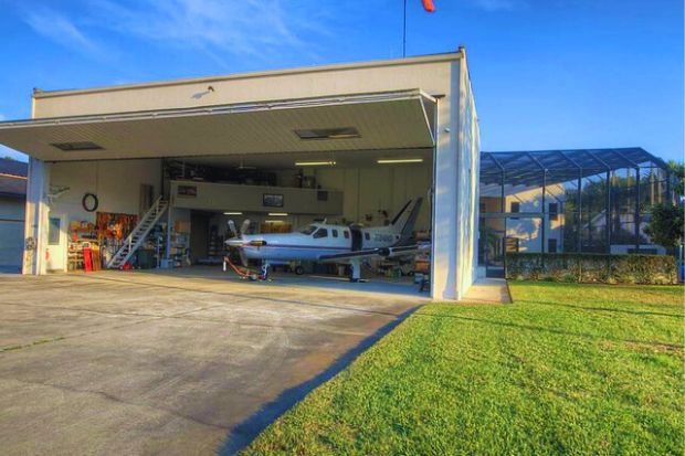 Thị trấn Spruce Creek - Nhà chứa máy bay