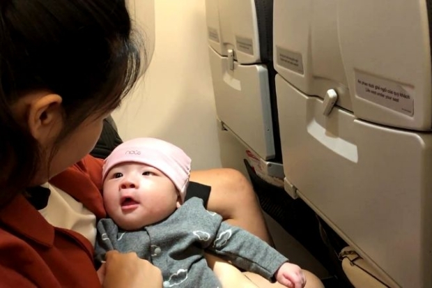 Mẹ bỉm v&agrave; em b&eacute; đi m&aacute;y bay 