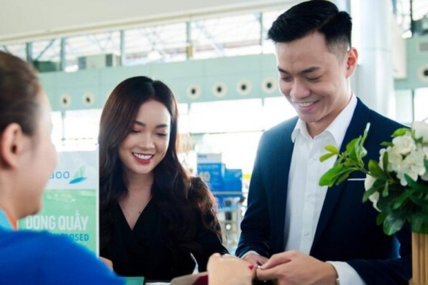 Tiếp vi&ecirc;n hỗ trợ kh&aacute;ch đổi thẻ l&ecirc;n m&aacute;y bay