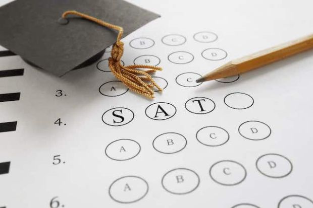 Ho&agrave;n th&agrave;nh c&aacute;c b&agrave;i thi GMAT/GRE hoặc SAT/ACT