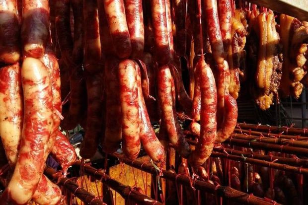 Hà Giang có đặc sản gì - Lạp xưởng gác bếp