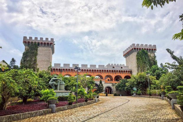 Lâu đài rượu vang Phan Thiết - Đường vào lâu đài