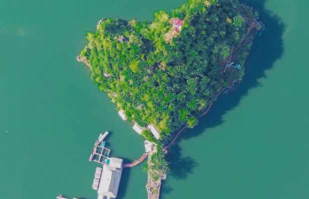 tour-du-lich-moc-chau-dao-trai-tim Đảo trái tim hiện lên như viên ngọc quý giữa lòng hồ Quỳnh Nhai