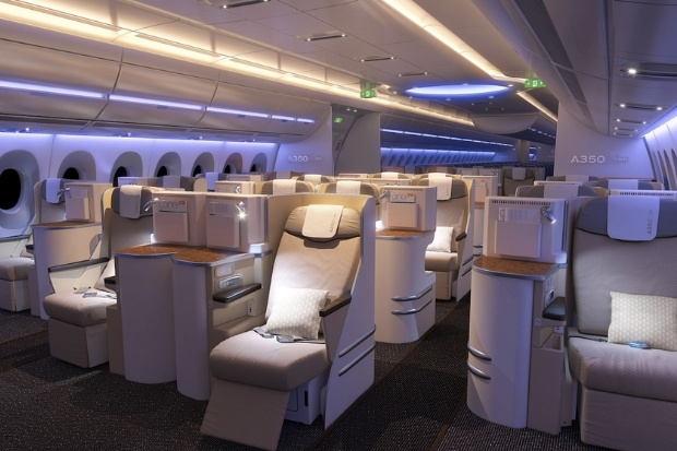  Airbus A350 với sự tho&aacute;ng đạt nhờ trần m&aacute;y bay cao v&agrave; hệ thống chiếu s&aacute;ng LED